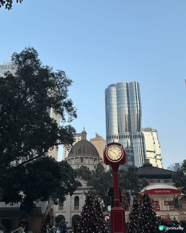 此處為中環皇后像廣場花園，每逢佳節都有引人注目的裝飾，可供人...