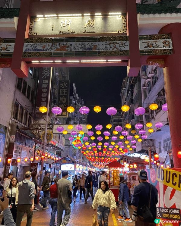 首先，香港必去嘅景點點少得廟街。作為九龍歷史悠久嘅夜市，廟街...