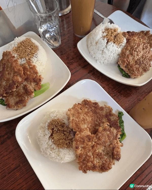 首先，香港必去嘅景點點少得廟街。作為九龍歷史悠久嘅夜市，廟街...