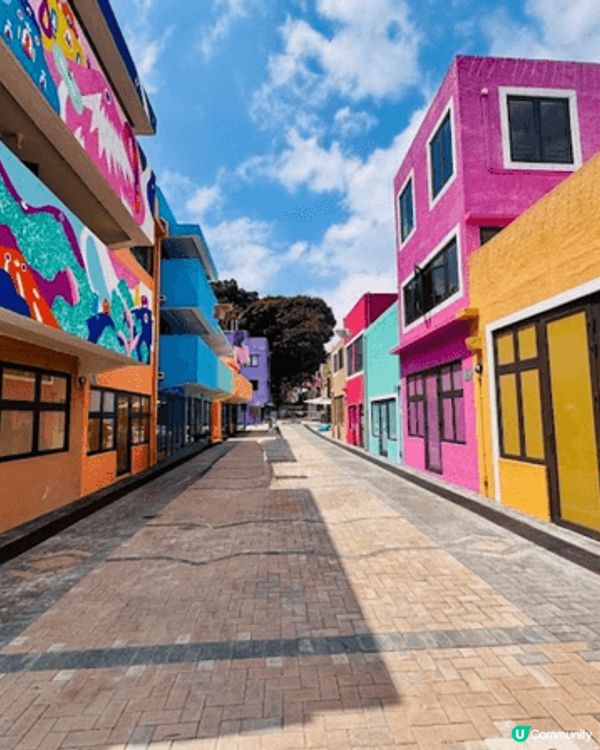 首先，香港必去嘅景點點少得廟街。作為九龍歷史悠久嘅夜市，廟街...