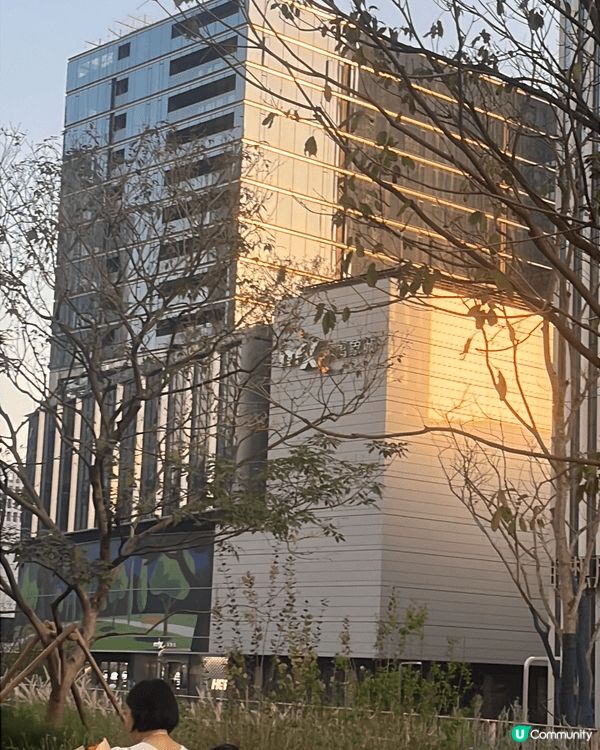 深圳後海有不同嘅商場，舖頭給遊客去逛逛，喺萬象城外邊嗰條行人...