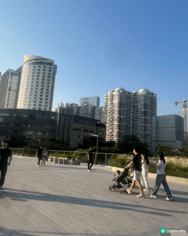 深圳後海有不同嘅商場，舖頭給遊客去逛逛，喺萬象城外邊嗰條行人...