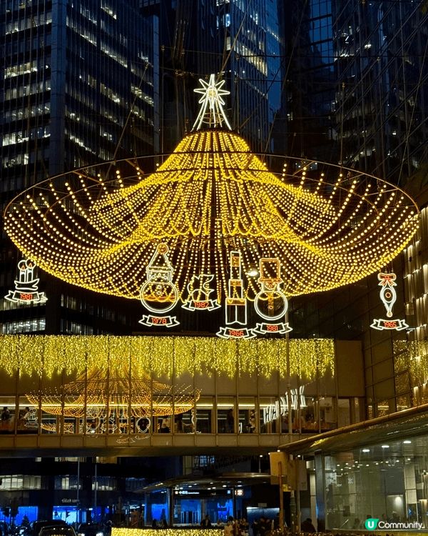 香港的聖誕燈火如星河傾瀉，維多利亞港兩岸高樓化作璀璨水晶，街...