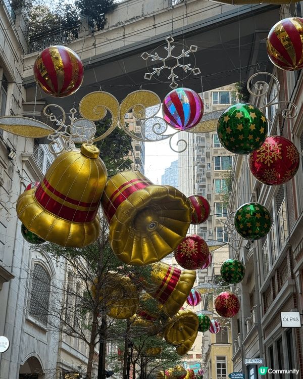 香港的聖誕燈火如星河傾瀉，維多利亞港兩岸高樓化作璀璨水晶，街...