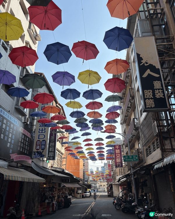 第一張係色彩繽紛雨傘街，好似行入一條「天空畫廊」，將平凡舊城...