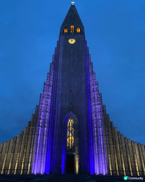 Hallgrímskirkja 的線條直指天空，冷靜而孤傲，