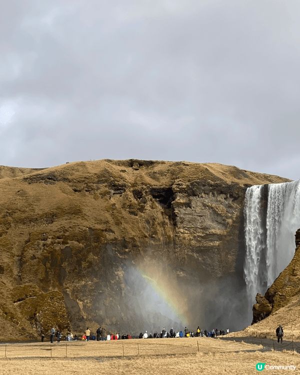Hallgrímskirkja 的線條直指天空，冷靜而孤傲，