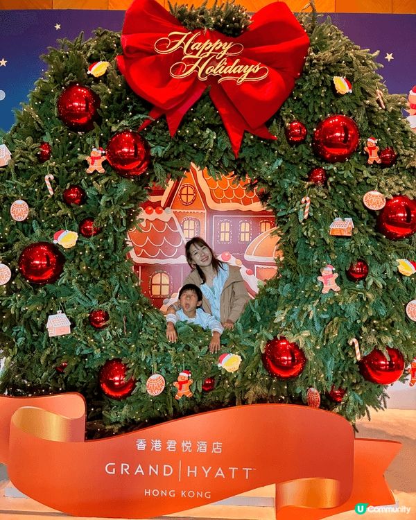 同仔仔一齊去grand Hyatt 食自助餐 。 坐香港嘅開...