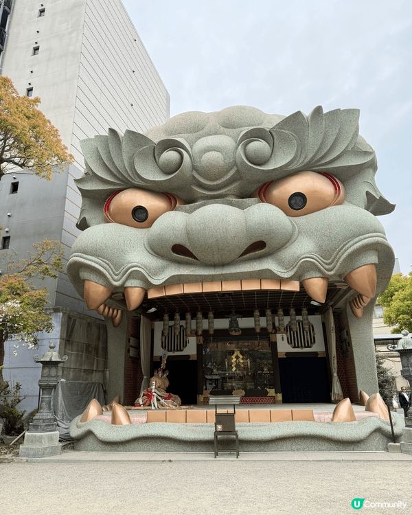 大阪城公園以大阪城為中心，園內護城河環繞且綠樹遍佈，可以隨著...