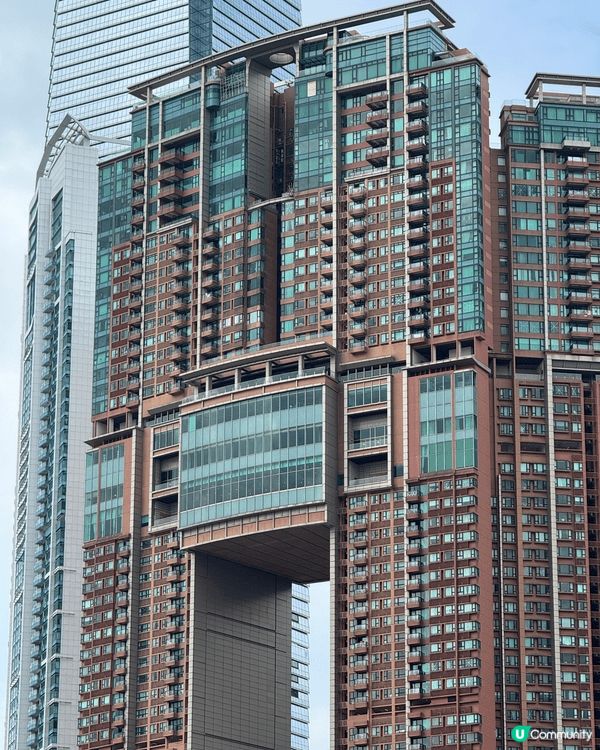 圖一為凱旋門獨特的建築設計，擁有令人驚艷的造型。圖二是在寶馬...