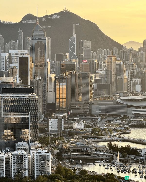 圖一為凱旋門獨特的建築設計，擁有令人驚艷的造型。圖二是在寶馬...