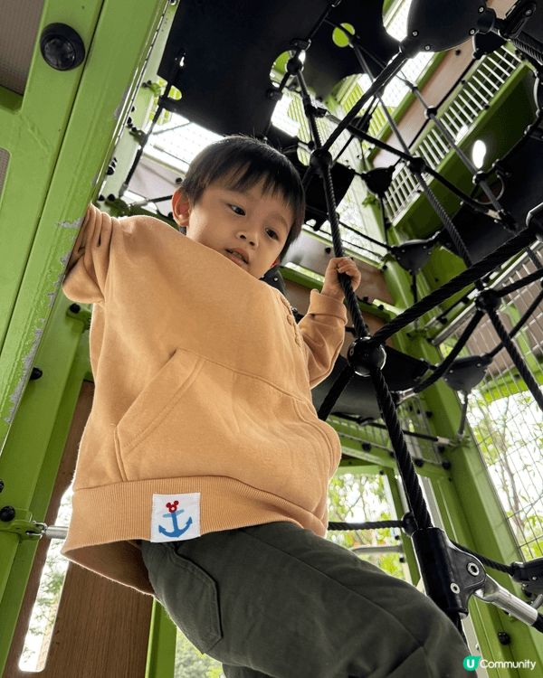 親子公園是一個適合家庭共度時光的場所，擁有遊樂設施、綠地和休...