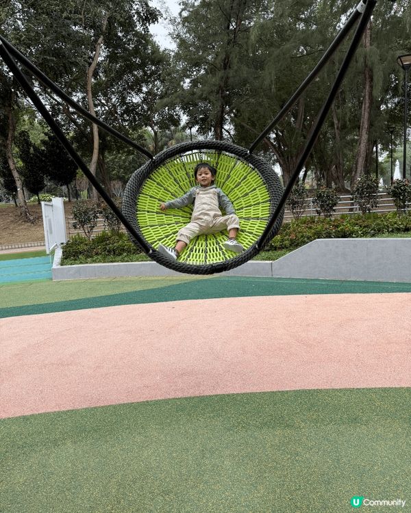親子公園是一個適合家庭共度時光的場所，擁有遊樂設施、綠地和休...