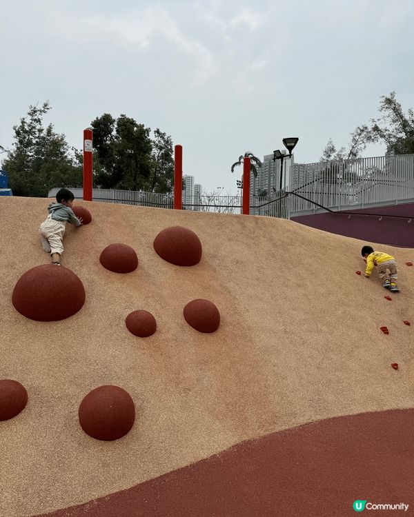 親子公園是一個適合家庭共度時光的場所，擁有遊樂設施、綠地和休...