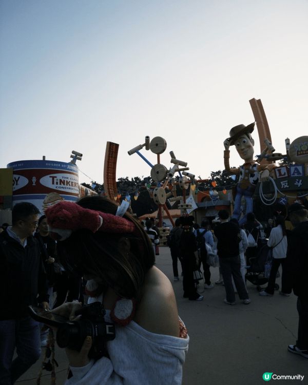 最近完sem就揀咗同friend去迪士尼, 迪士尼園區有好多...