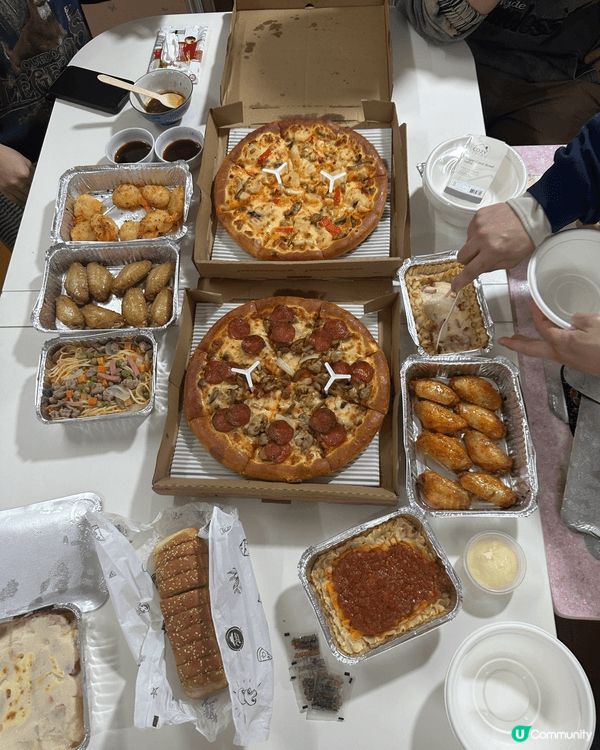 開聖誕派對就一定離唔開pizza hut，可以一大班人食，岩...