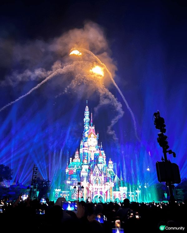 香港迪士尼樂園，夜晚燈光同煙火show睇完係有一種感動。同最...