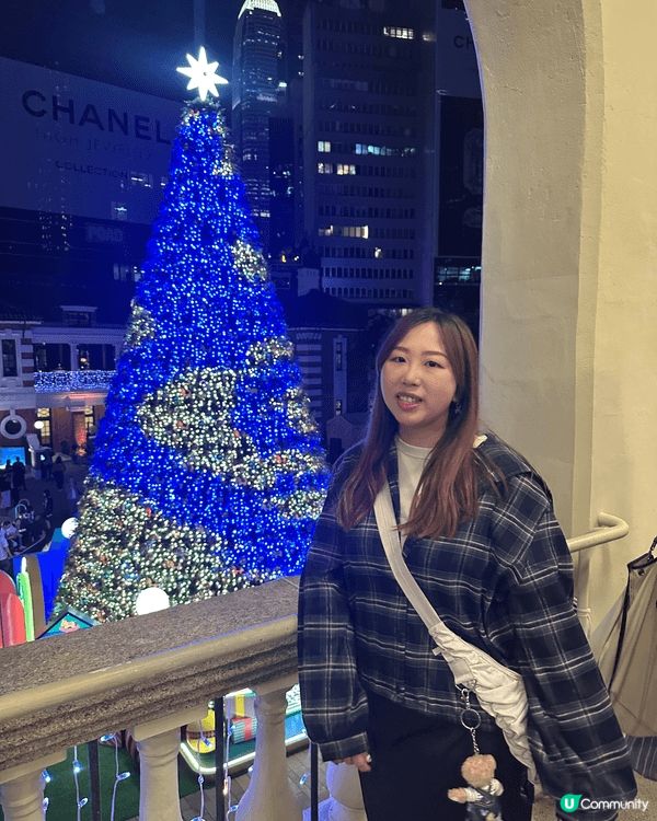 聖誕節港島遊，喺大館除咗有聖誕嘅燈飾之外，仲有啲藝術團體表演...