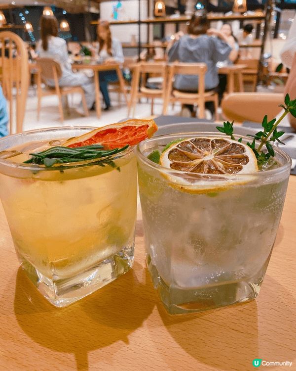 Airside 呢間咖啡店以簡約舒適嘅設計見稱,空間感十足,...