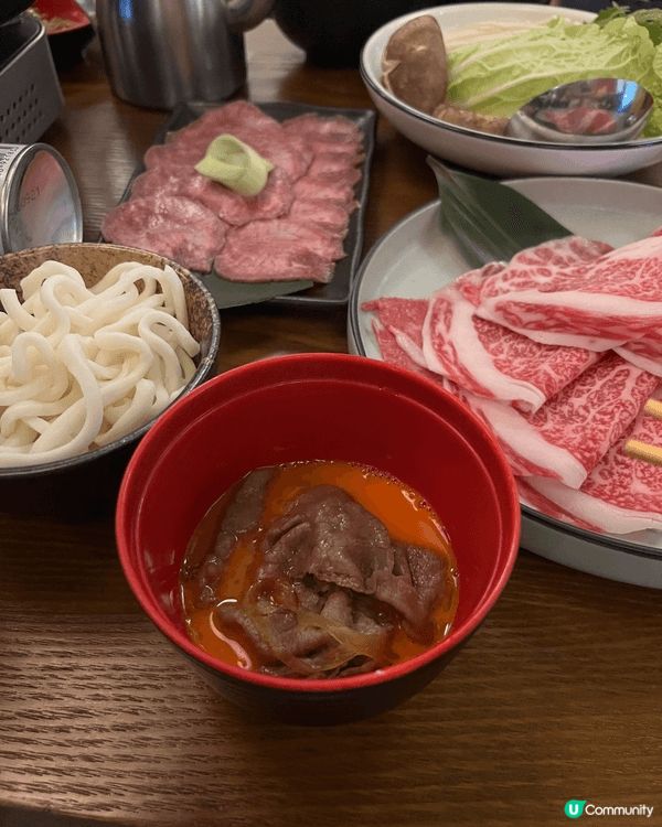 餐廳係牛舍，有幾款湯底可以揀當然係揀壽喜燒，四個人食，嗌咗兩...