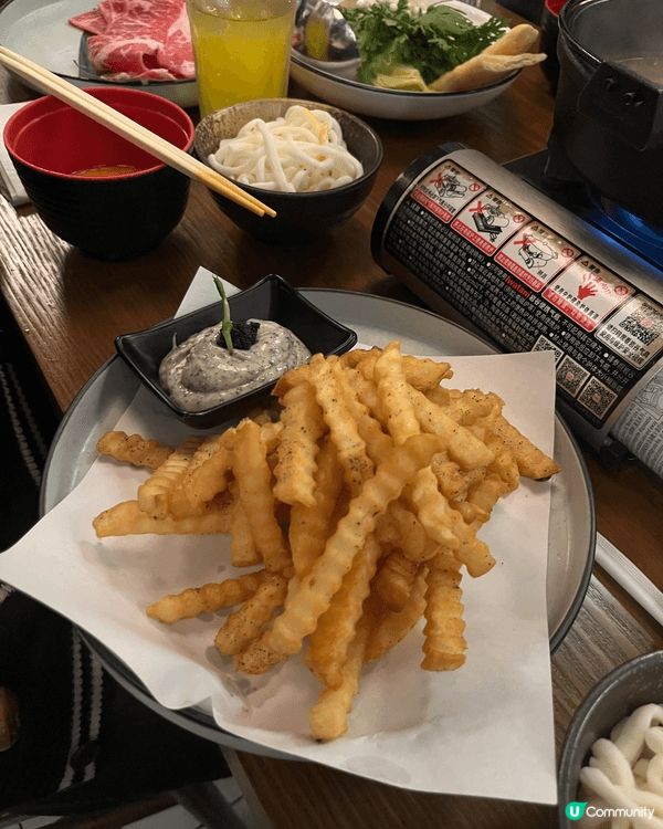 餐廳係牛舍，有幾款湯底可以揀當然係揀壽喜燒，四個人食，嗌咗兩...
