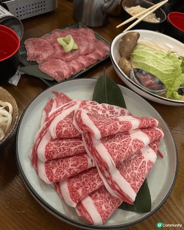 餐廳係牛舍，有幾款湯底可以揀當然係揀壽喜燒，四個人食，嗌咗兩...