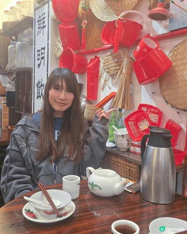 老馮茶居主打香港地道中式飲茶點心，餐廳佈置非常有心思，每個區...