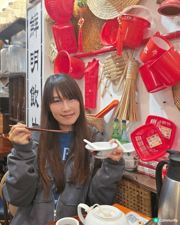 老馮茶居主打香港地道中式飲茶點心，餐廳佈置非常有心思，每個區...
