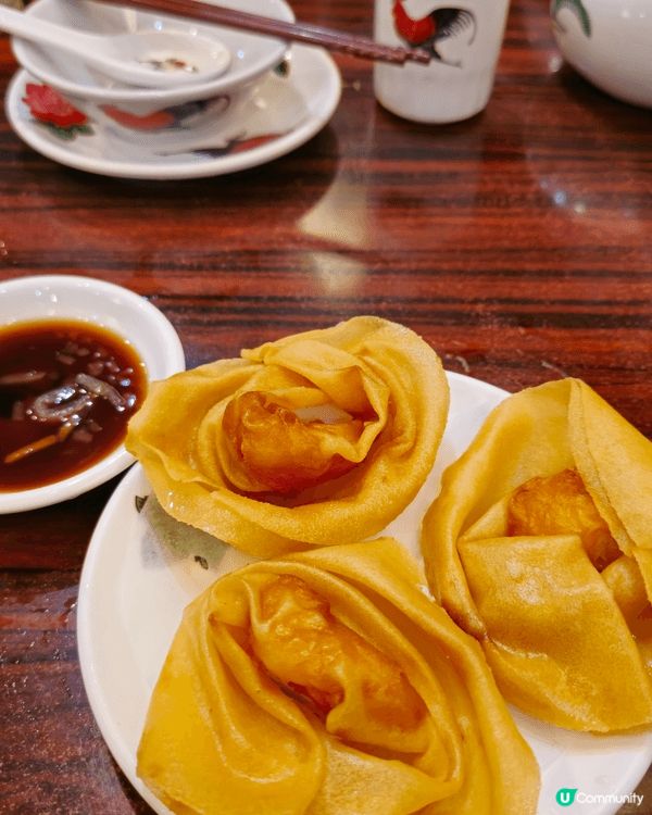 老馮茶居主打香港地道中式飲茶點心，餐廳佈置非常有心思，每個區...