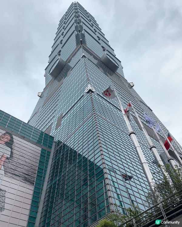 在台北101大樓，可以俯瞰整個台北市，十分壯觀。而在遠一點的...