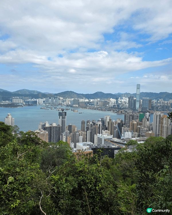 第一張是龍虎山行山徑嘅風景，香港有好多行山的路線，我自己最喜...