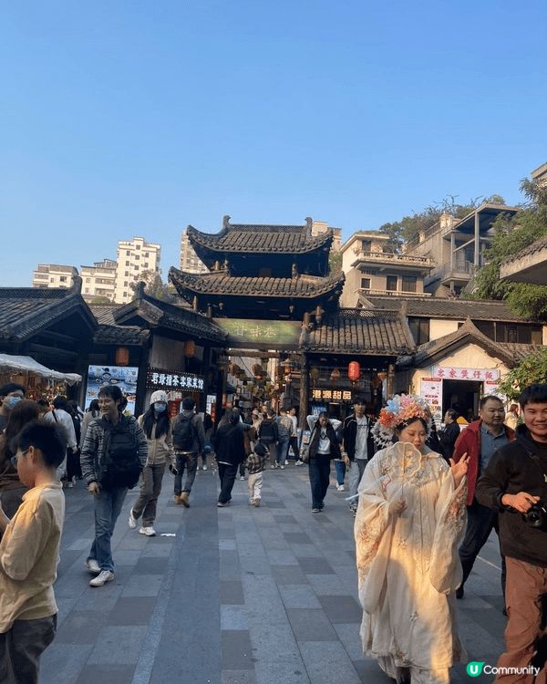 中國惠陽甘坑客家小鎮是一個融合傳統與現代的旅遊勝地。走進小鎮...