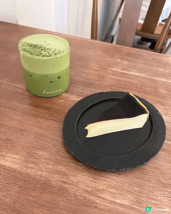 香港本地人氣咖啡店《Hemma》，店內傢俬以木色為主加上純白...