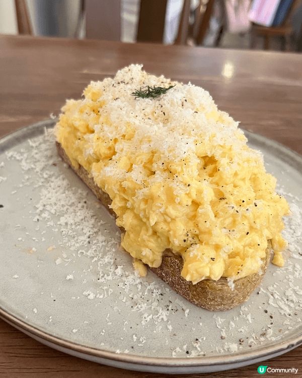 香港本地人氣咖啡店《Hemma》，店內傢俬以木色為主加上純白...