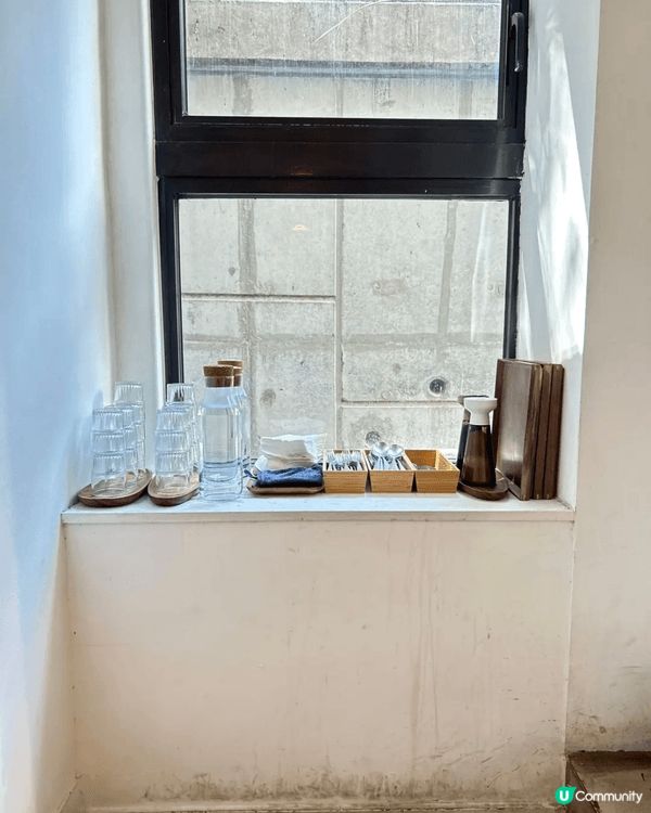 香港本地人氣咖啡店《Hemma》，店內傢俬以木色為主加上純白...