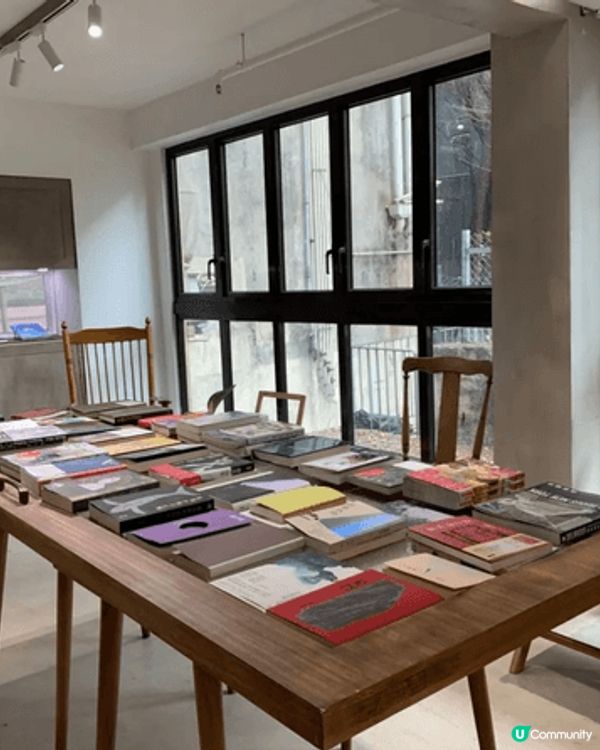 香港本地人氣咖啡店《Hemma》，店內傢俬以木色為主加上純白...