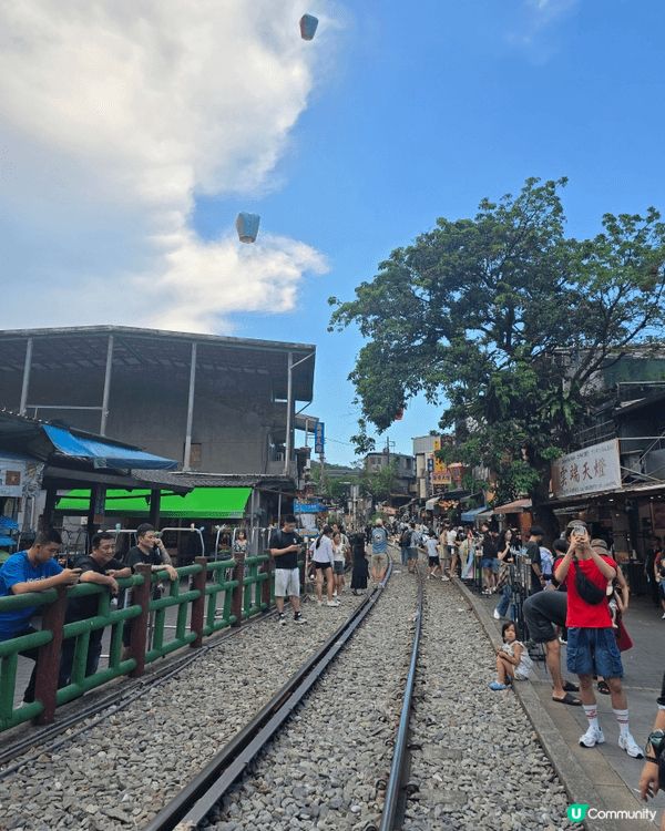 台北十分車站放天燈，非常熱門而且到台灣必去的景點，不但可以體...