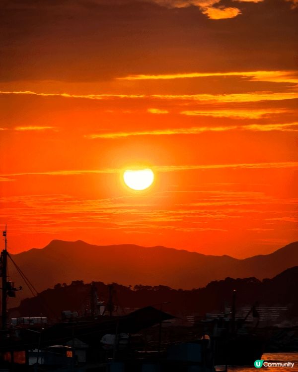 其實香港亦有好多值得旅遊嘅地方 ，包括機場一號停車場嘅日出 ...