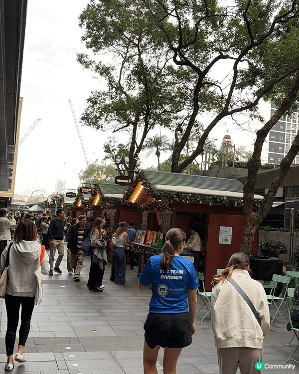 中環皇后像廣場有各國聖誕美食同漂亮燈飾可以影靚相，非常有節日...