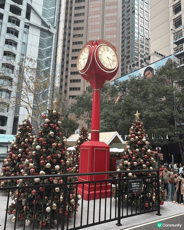 中環皇后像廣場有各國聖誕美食同漂亮燈飾可以影靚相，非常有節日...