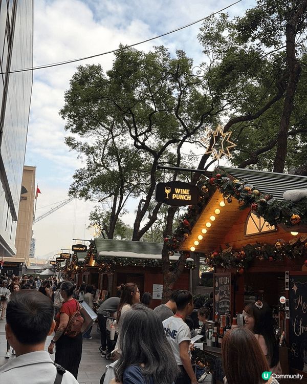 中環皇后像廣場有各國聖誕美食同漂亮燈飾可以影靚相，非常有節日...