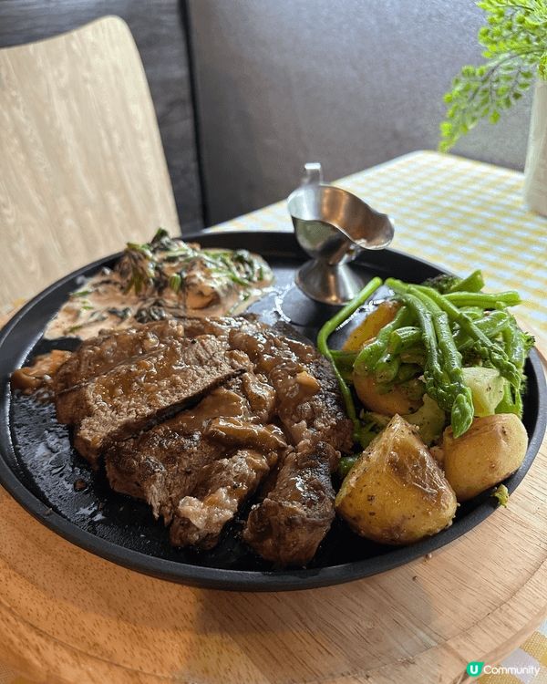 在佐敦一間小店，集西餐，印度菜於一身，很有氣氛。