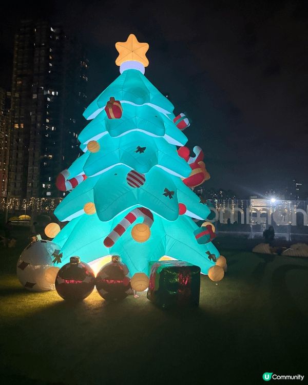 這裏是屯門市中心最上邊那一層新開的空中花園現在因聖誕有棵大大...