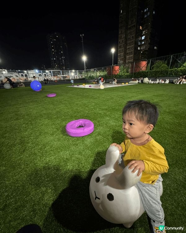 屯門市廣場5樓花園平台重新開放，有草地和玩具可以比小朋友放電...
