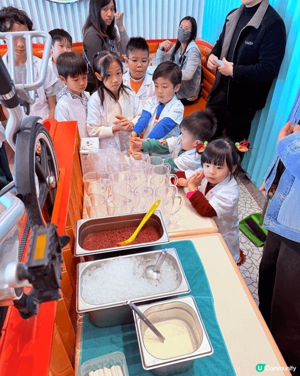 適逢學校假期媽媽幫阿囡報咗個茶餐廳小侍應體驗，仲可以親手整菠...