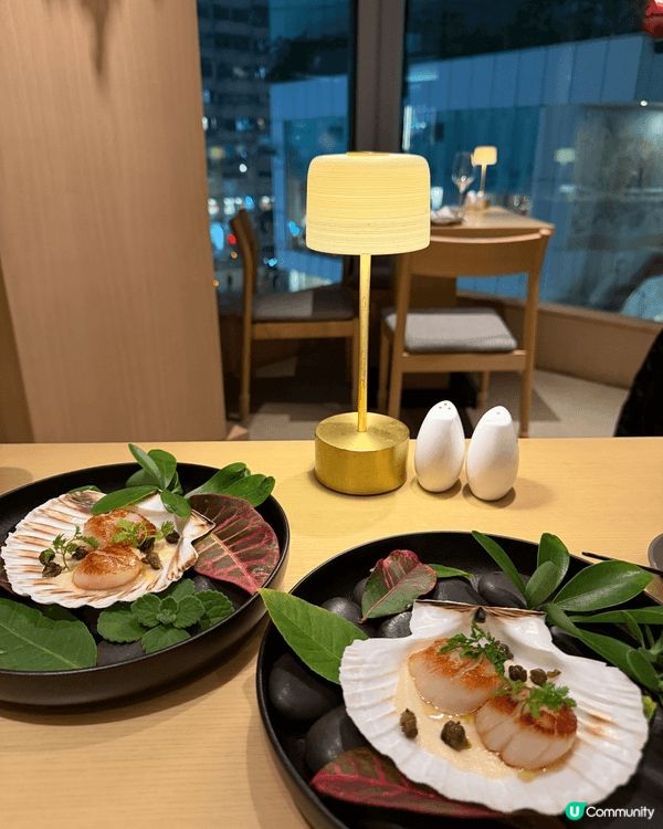 平安夜與女朋友在港慶祝聖誕節，於一間有節日氣氛的餐廳享用西餐...