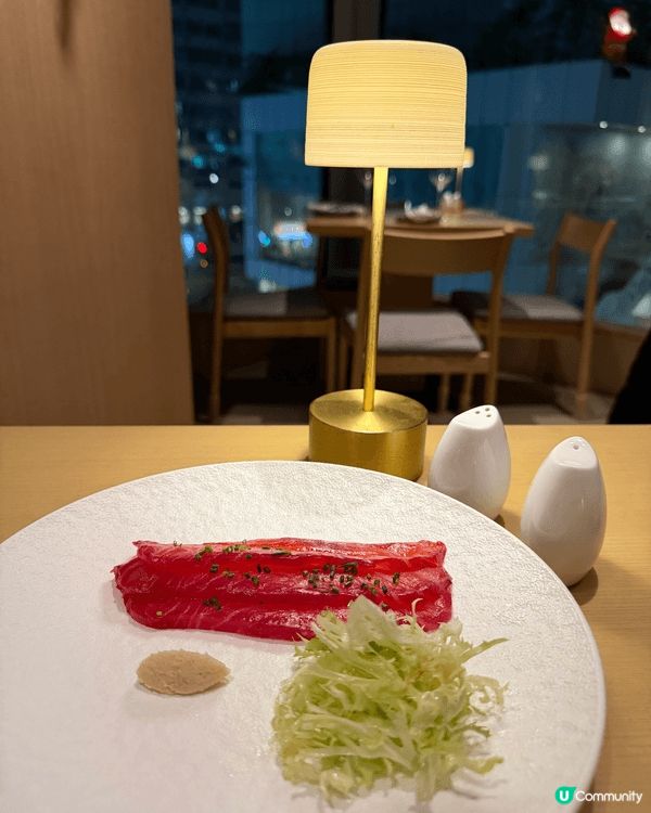 平安夜與女朋友在港慶祝聖誕節，於一間有節日氣氛的餐廳享用西餐...