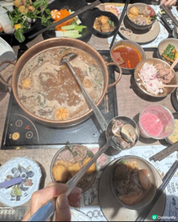 銅鑼灣牛品火鍋店120分鐘任飲任食，店內隨有多款蔬菜丸類炸物...