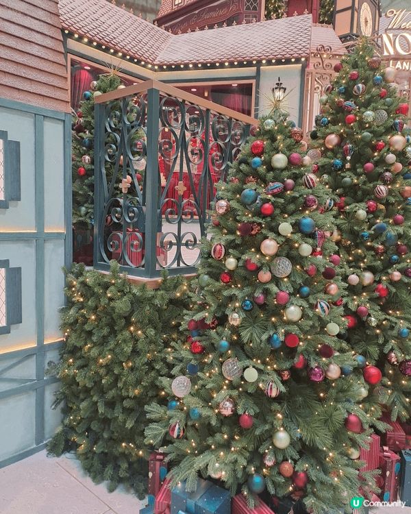 landmark聖誕裝飾， 滿漂亮的，但如果要上去拍照就要花...