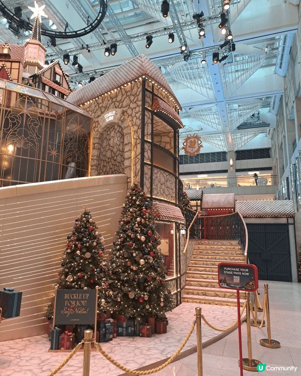 landmark聖誕裝飾， 滿漂亮的，但如果要上去拍照就要花...